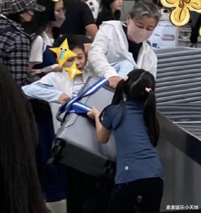 郭晶晶儿女帮外婆抬行李，兄妹齐心协力，外婆见状露出慈笑