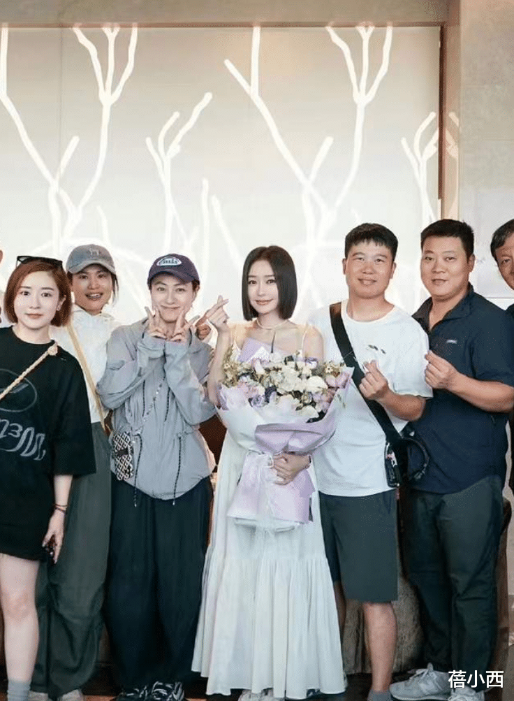 45岁秦岚孤单一人在大别墅里庆生,穿蛋糕裙玩自拍,看着只有25岁