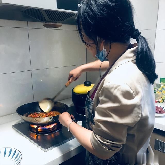 湖北女子晒离婚后和儿子的晚餐,家里伙食大变样,网友:过于真实