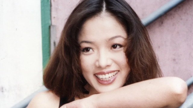 她单亲家庭长大，演艺人生丰富贵人多，35岁遭车祸姐弟恋被宠13年