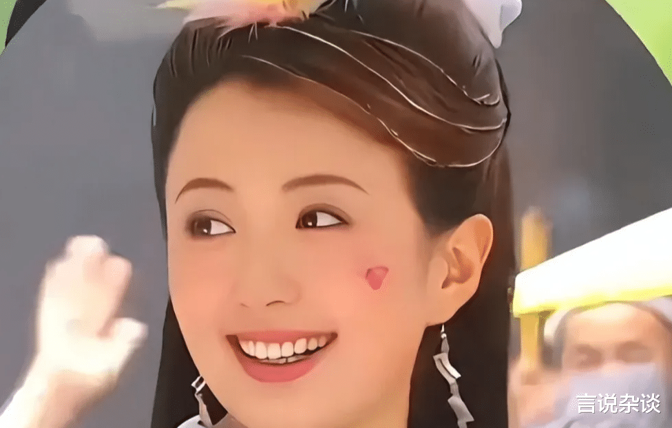 49岁杨童舒新剧开机,素颜出镜脸垮了,网友:以后我也不保养了