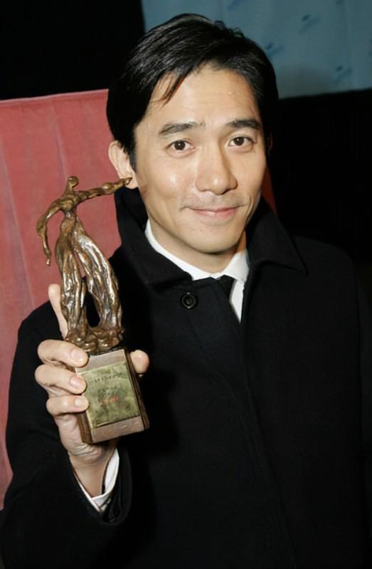 董洁14岁儿子神似梁朝伟，大鼻子如出一辙，网友疑惑重重