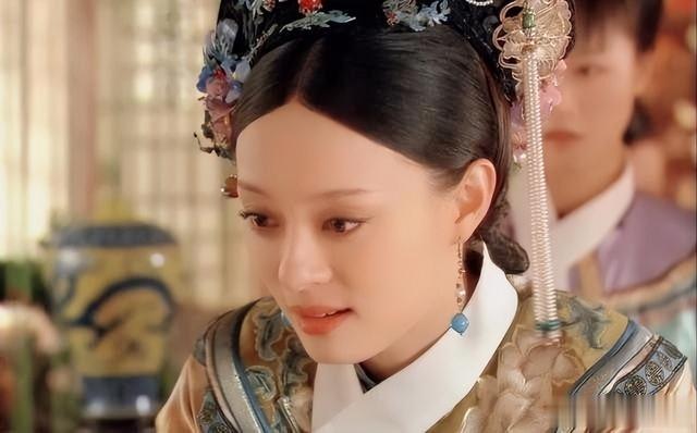 41岁孙俪长发披肩出席活动,脸蛋圆润胖了很多!穿白裙温柔又优雅