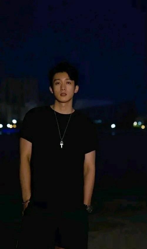 侯雯元的身上自带一种被自己迷得神魂颠倒的气质，演技精湛！