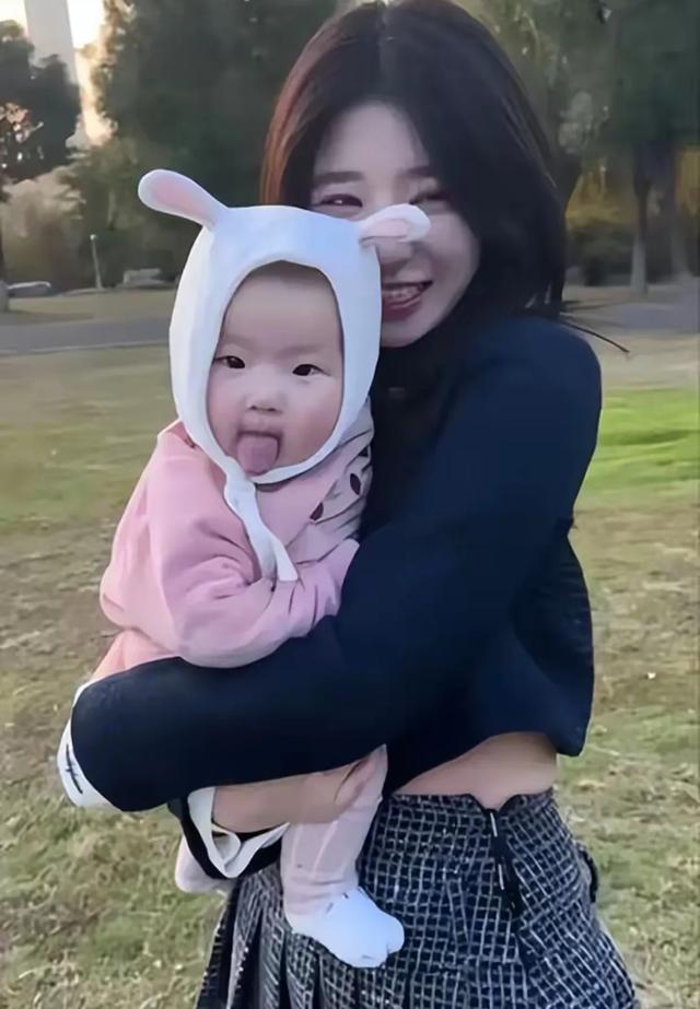 黄一鸣搬进王思聪送的豪宅了，在新家首次开播的黄一鸣眼睛红肿