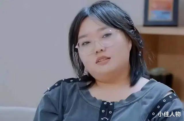 李雪琴飞机上被偶遇，胳膊腿好细真人太瘦，网友：90斤都没她腿细