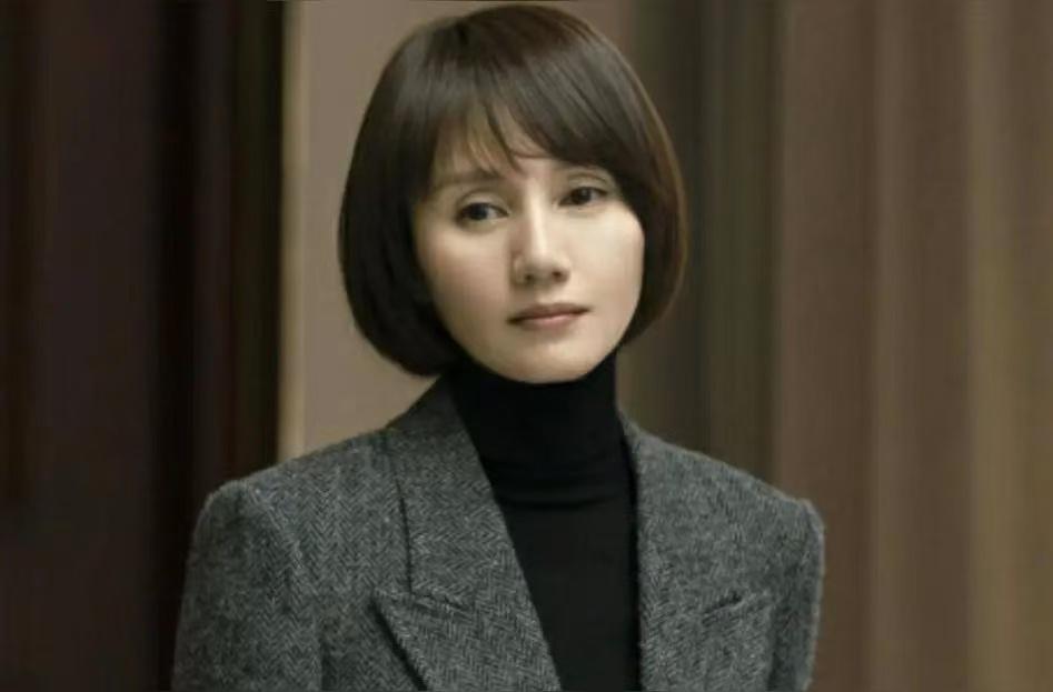 袁泉给女儿开家长会被拍,周边家长成亮点,网友:超过90%家庭