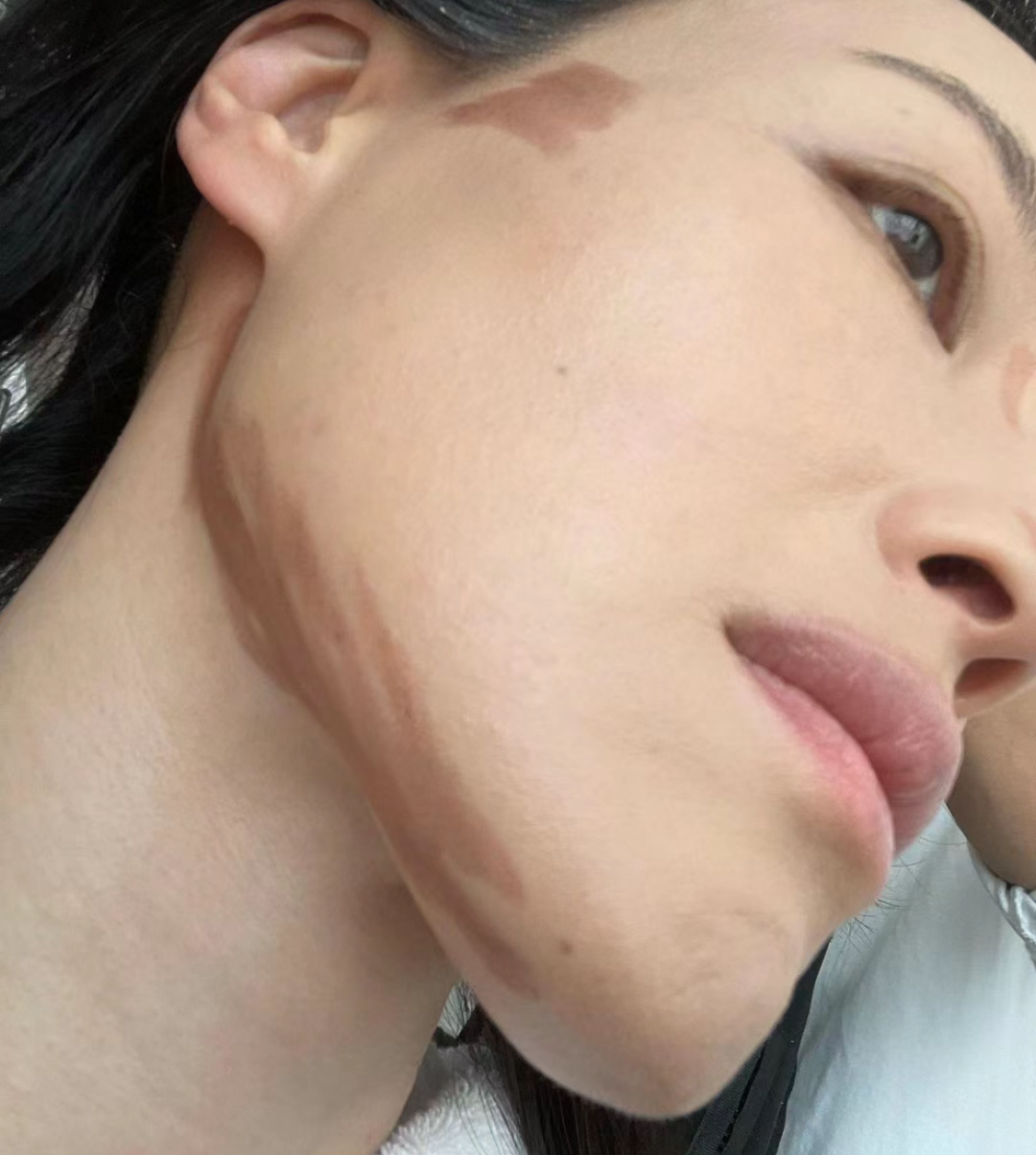 为了给奢牌站台从霸气红裙到情趣黑纱？这别又是第二个Lisa吧