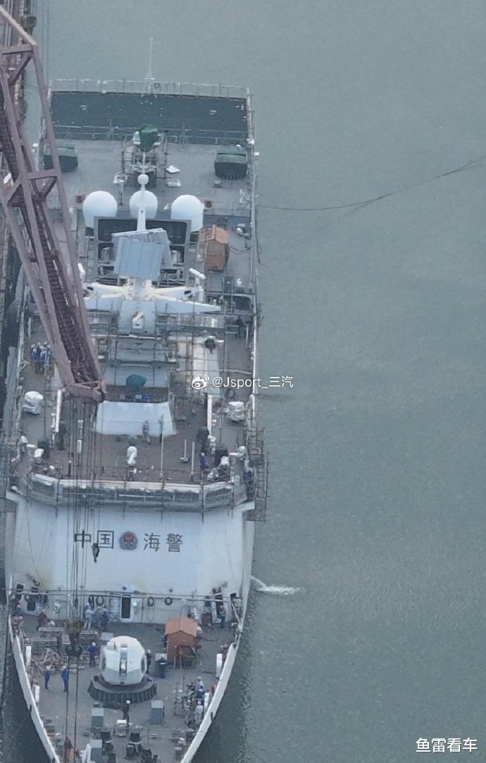 总算有了清晰照!海警版052D新图曝光,主炮悄然摘掉炮衣