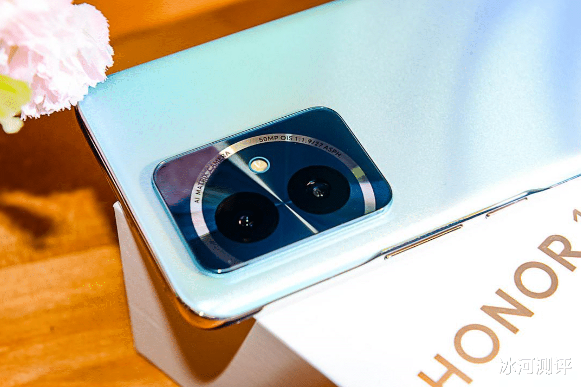 榮耀100系列，中端市場的越級挑戰(zhàn)者，一款高性能的智能手機！