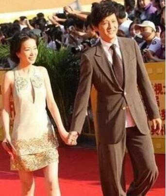 和董卿同居6年,与倪萍是春晚搭档,56岁的程前如今堪称冻龄男神