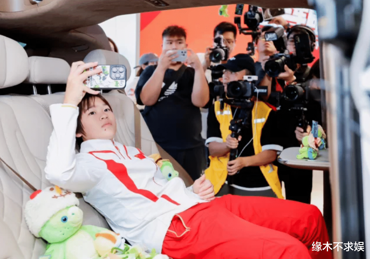 全红婵出席赠车仪式,全程心情低落不开心,知情人曝原因太心疼