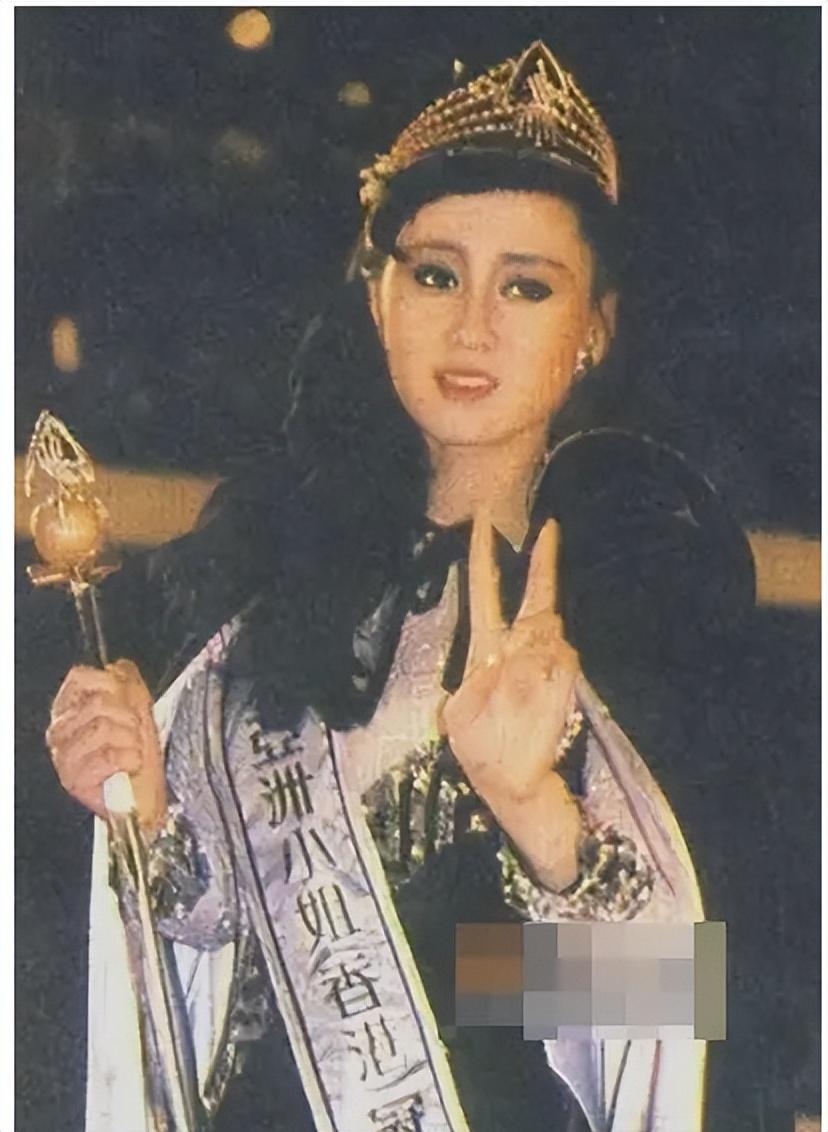 62岁利智幸福满满,被李连杰抛弃,住贫民窟10年的黄秋燕怎样了?