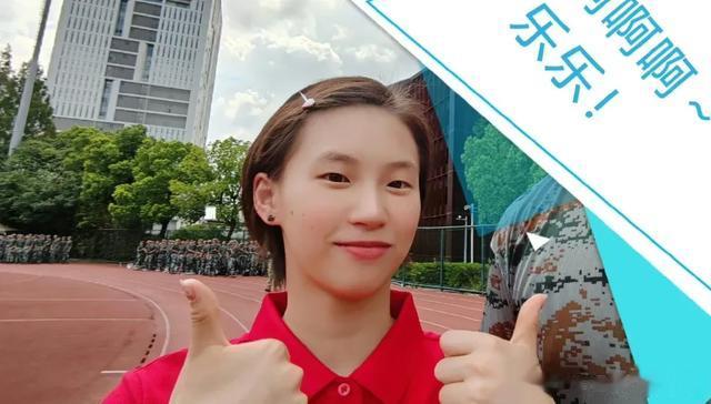 陈芋汐大学报到,短发精致发卡青春活力,友好送同学奥运会周边