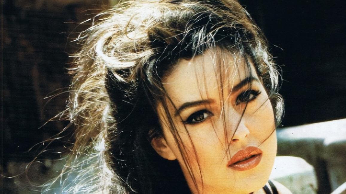 莫妮卡美貌惊人，还是没拦住老公出轨，59岁优雅老去，女儿很像她