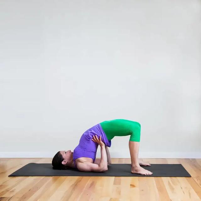 瑜伽后弯练得好的人,体态都很好!