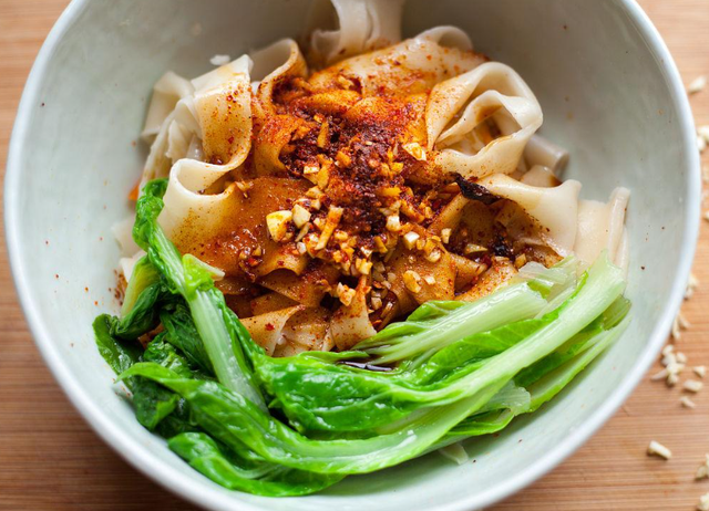 我在西安吃了一碗油泼面，才终于知道：为啥油泼面很难走出陕西？