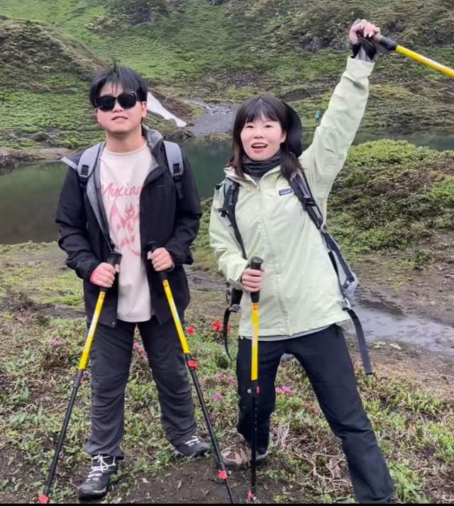 孙悦带弟弟孙卓云南游，孙卓近照帅气十足，与山东生活截然不同