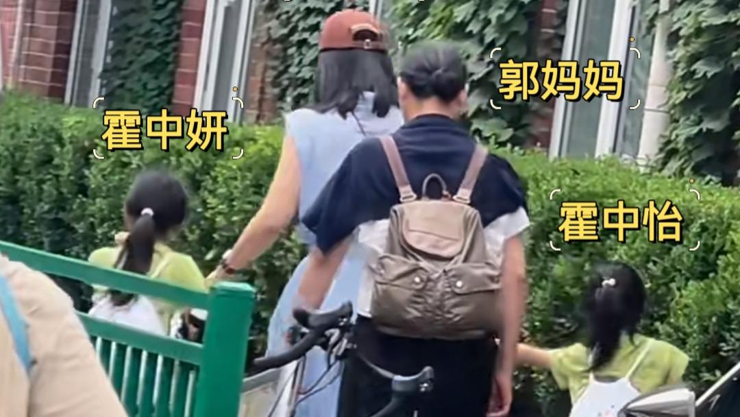 郭晶晶和母亲现身上海，送孩子参加夏令营，霍中妍霍中怡像双胞胎
