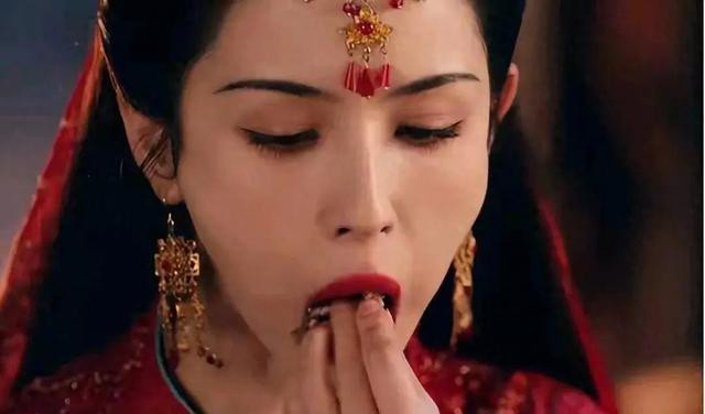 一身油腻满脸瘪肉却演妖艳第一美女，网友：真不害臊吗