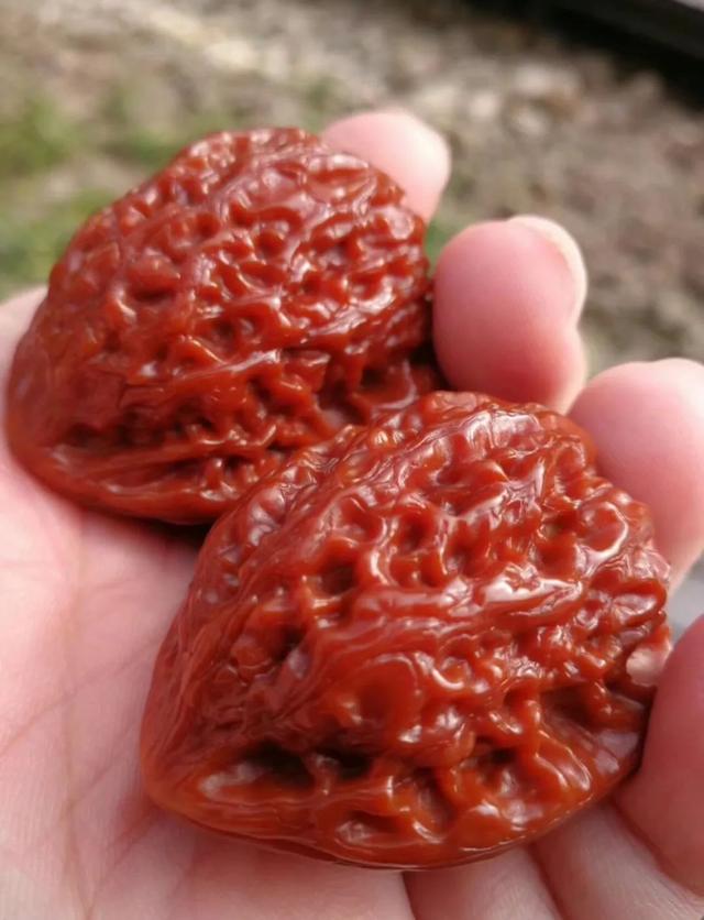 文玩有一种包浆叫作“牛筋红”，包浆的最高境界之一