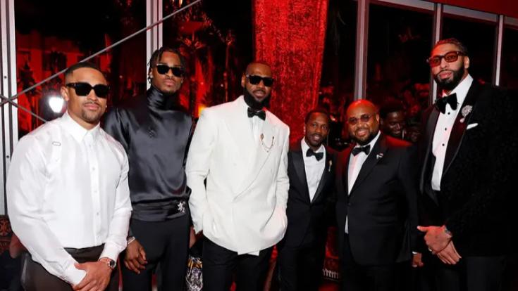 NBA众星参加奥斯卡派对：詹皇浓眉威少携妻亮相 湖人众将合影曝光