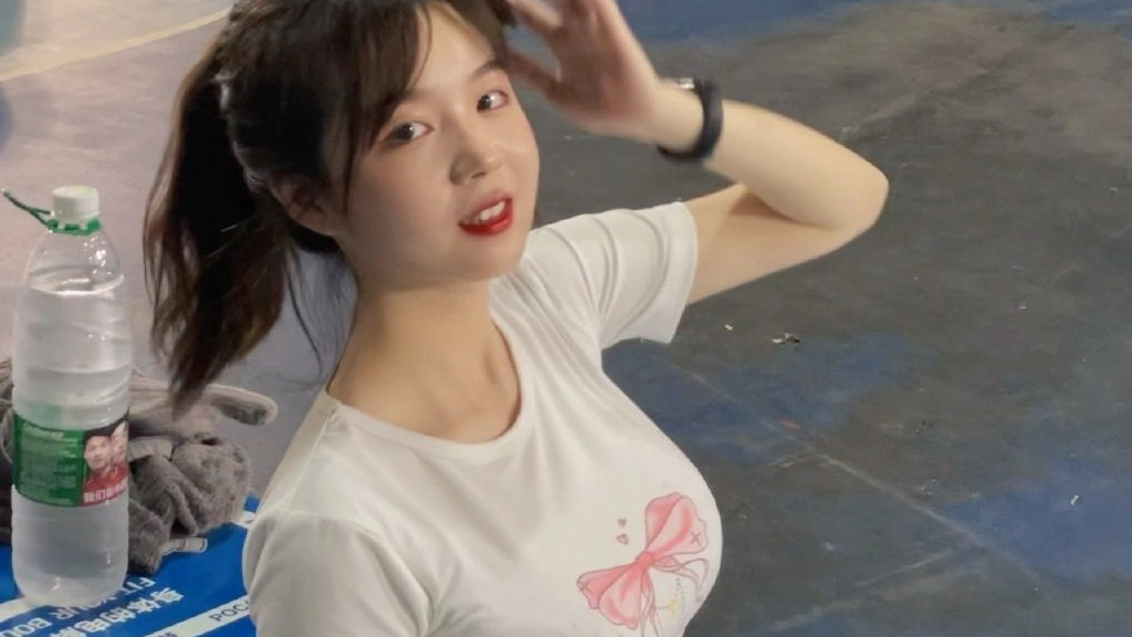 大二幼师好身材曝光，球场上展现个人魅力，网友：愿做你男友