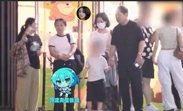 赵丽颖带全家出门吃饭！老父亲衣着光鲜帮忙看孙，一家人其乐融融