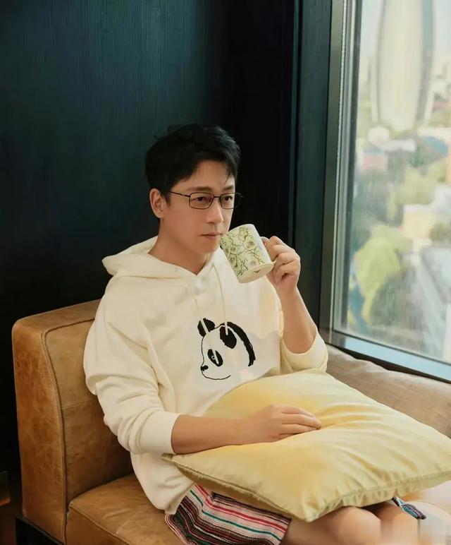 “出轨门”12年后，潘粤明低调再婚：不装了，翻篇了