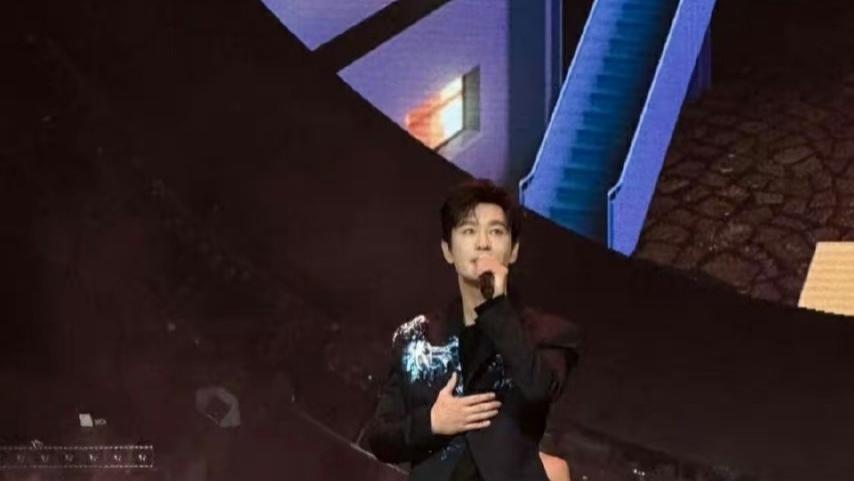 惊爆！黄晓明叶珂大湾区晚会甜蜜同框，叶珂竟与成龙巨星合照！