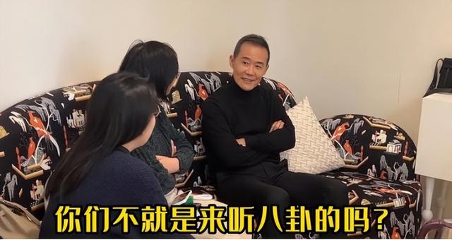 王石田朴珺亮相广州车展，73岁王石像小跟班，43岁田朴珺气质优雅