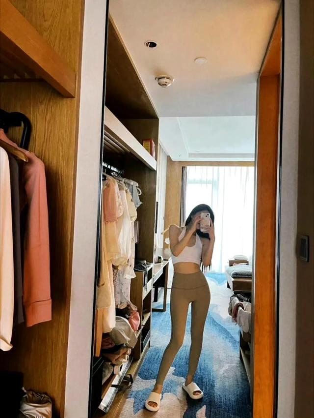 赵露思的日常穿搭和健身分享她腰也太细了吧，身材也好辣