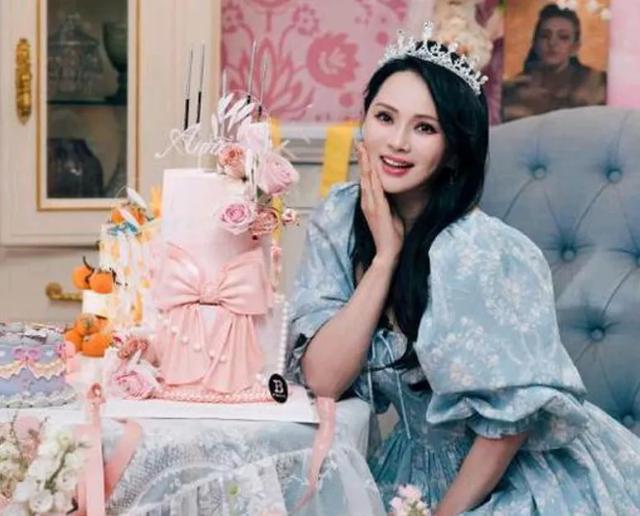 53岁朱茵和58岁吴君如一夜间就老了,56岁伊能静却依然美得很坚挺