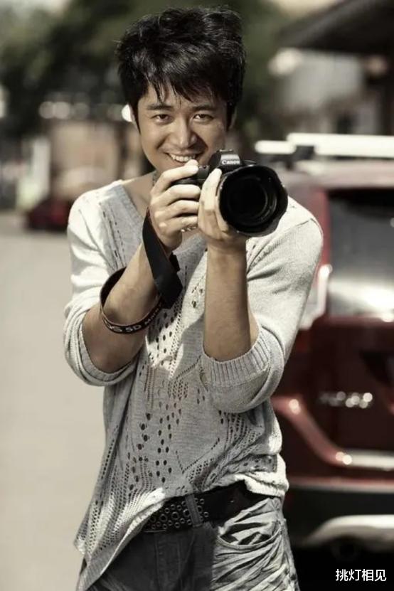 12年前,他在楼顶徘徊3小时后,一跃而下,留下母亲悲痛地活着