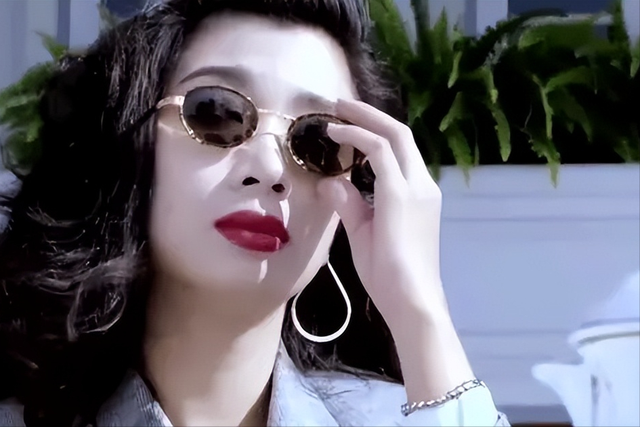 美过邱淑贞,被成龙当众告白,61岁的“三ji艳后”仍旧美得不像话