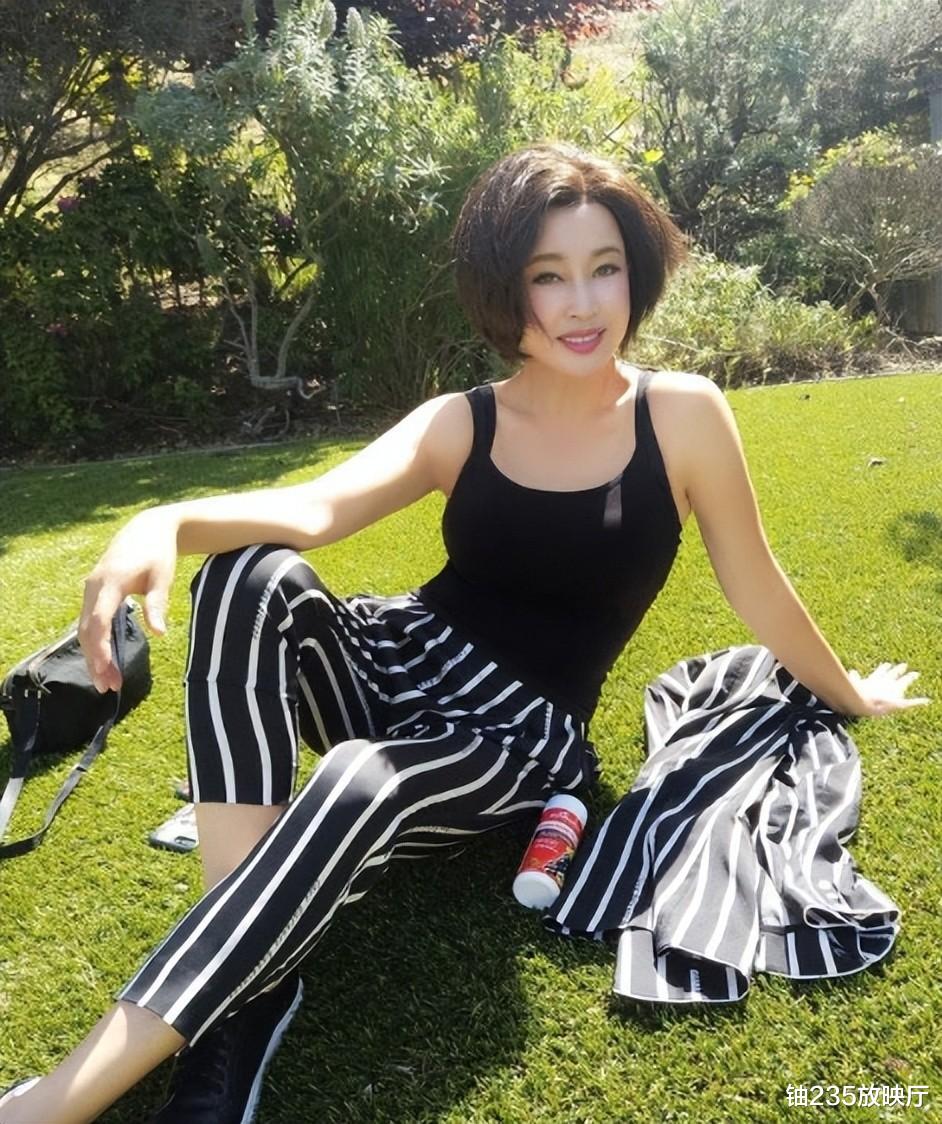 74岁刘晓庆现身国外，和小鲜肉共进晚餐乐开花，网友：不愧是庆奶