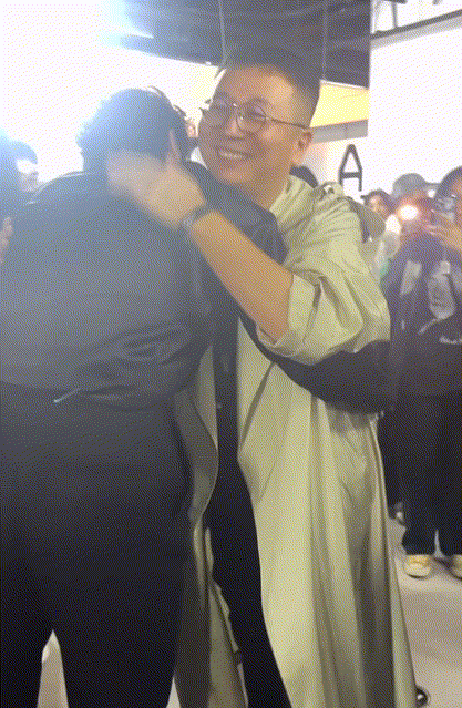 伊能静儿子恩利露腰,魏大勋缝衣领,宋佳邱天穿男装,穿的都太癫