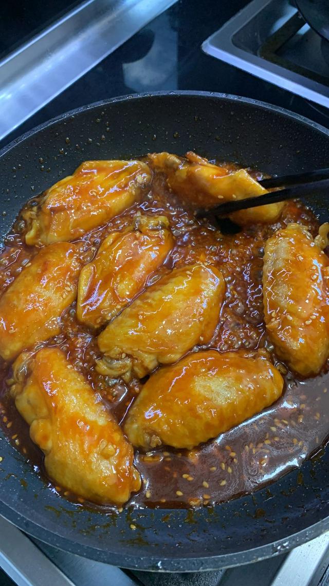 又发现鸡翅的新做法，比可乐鸡翅更好吃，颜色看着就馋人