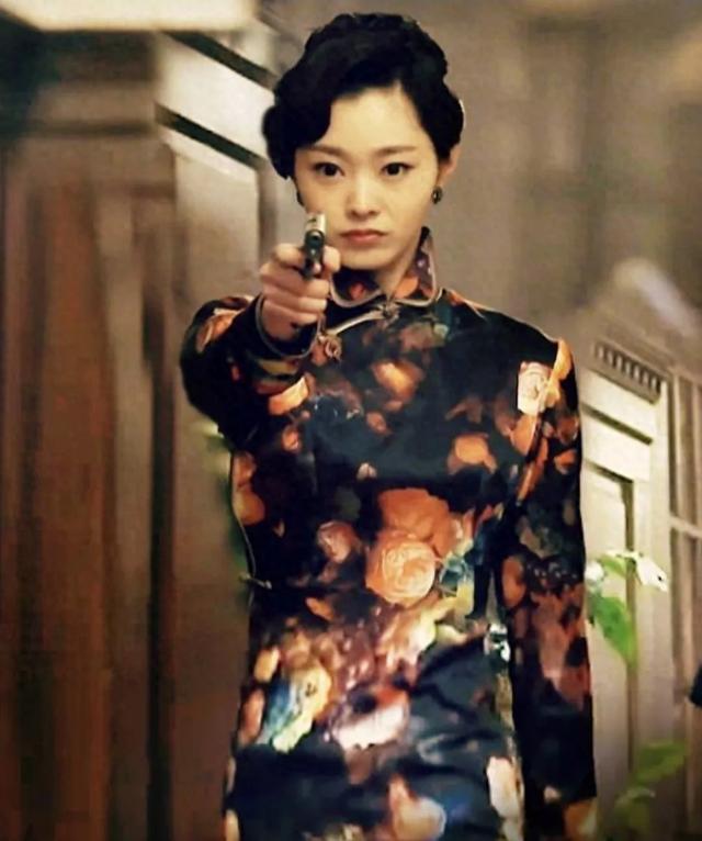 35岁宋轶拍摄新剧,穿睡裙被男演员公主抱小鸟依人,男演员表情尴尬