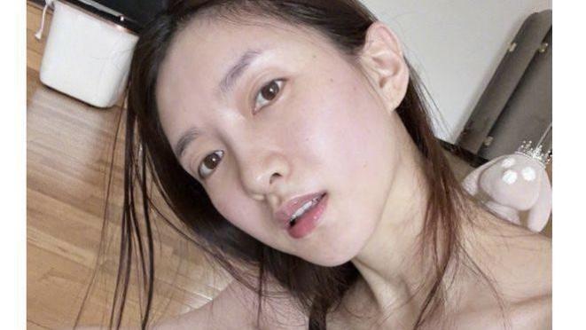 江疏影大方晒健身照，素颜可以看见脸上的痣，傲人身材白到发光