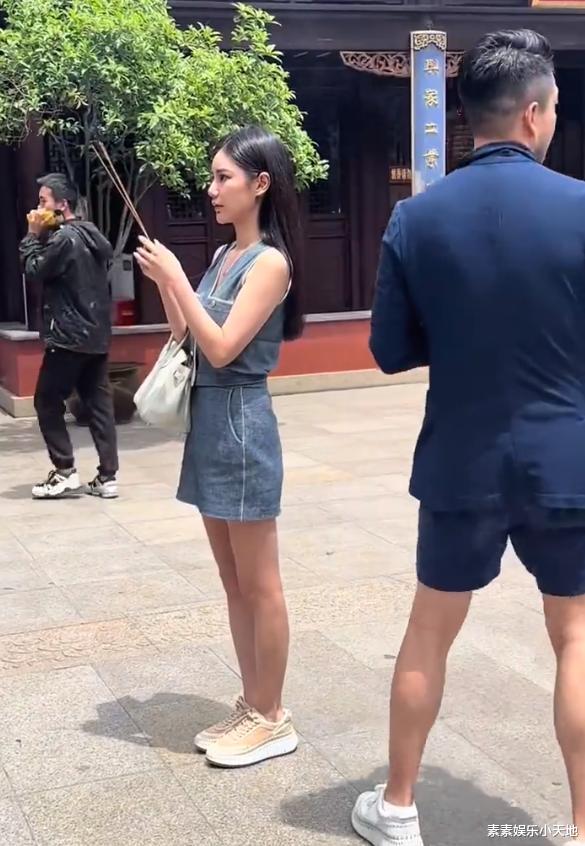 小梅带汪小菲到寺庙上香，帮汪家求财神，全力支持张兰事业