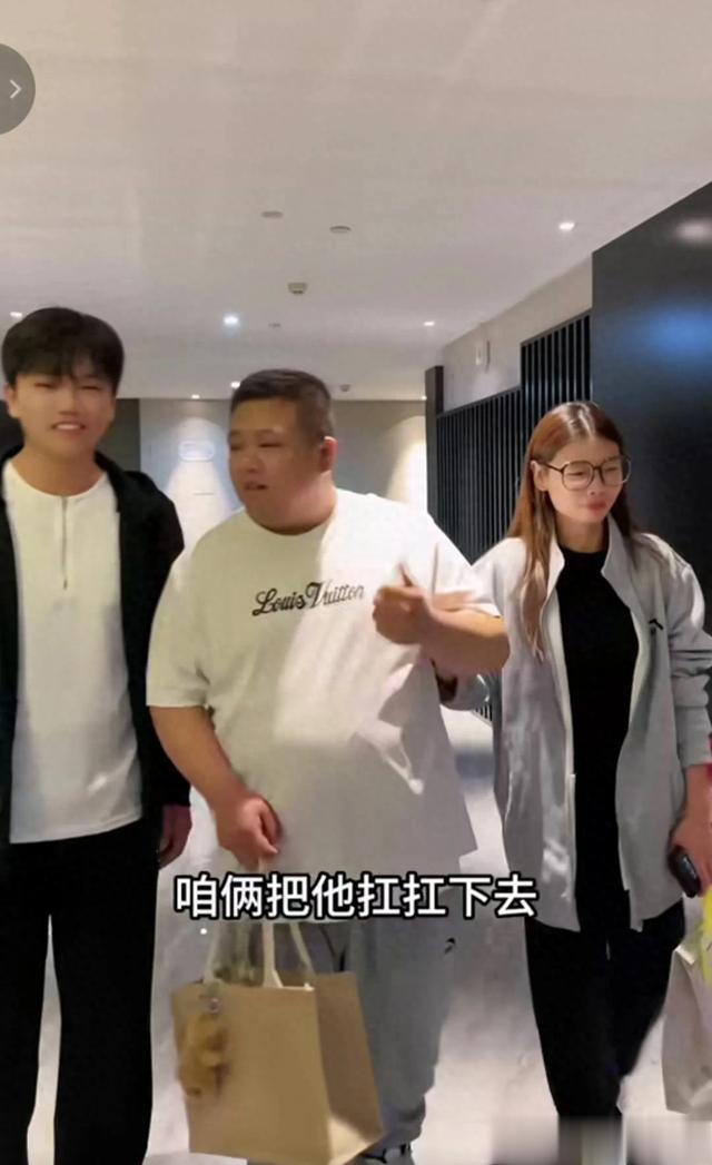 解清帅妈妈长十斤肉要减肥,儿子:妈要不吃饭咱把她扛去吃饭