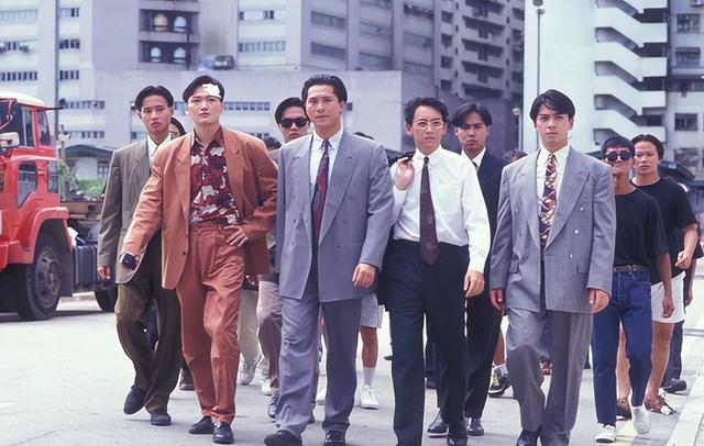 《大时代》丁蟹一家32年后现状，77岁郑少秋帅到老，四蟹变大叔！