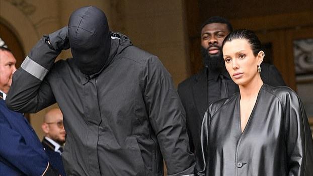 坎爷老婆在巴黎“好好穿衣”！穿皮风衣成女神，坎爷蒙脑袋变奇葩