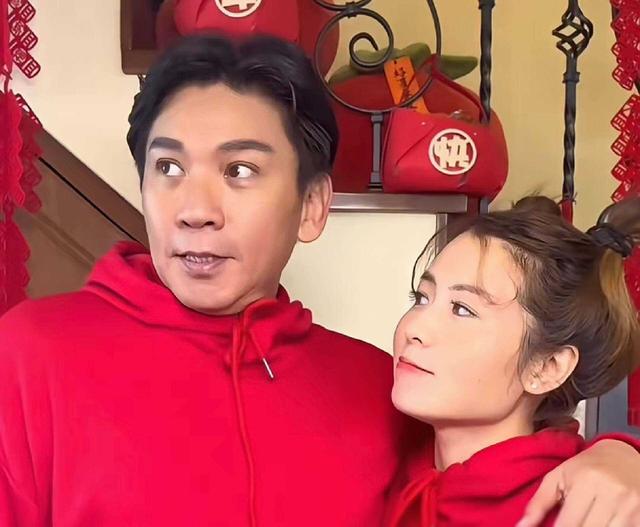 恭喜!56岁香港男星老来得子,突然宣布小20岁三婚妻子怀孕