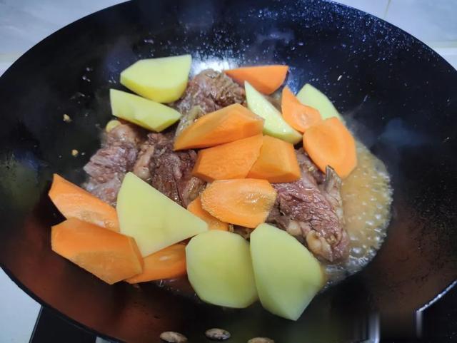 入秋后,这肉再贵也要吃,一健脾胃,二补气血,老年小孩要多吃