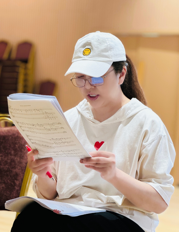 56岁江珊与老公逛街，背超大购物袋满头白发，田小洁耐心陪伴