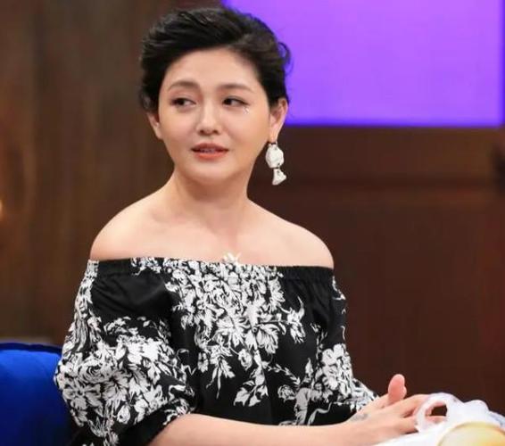 已揭晓：全程陪伴大S儿女送骨灰的神秘人物是谁