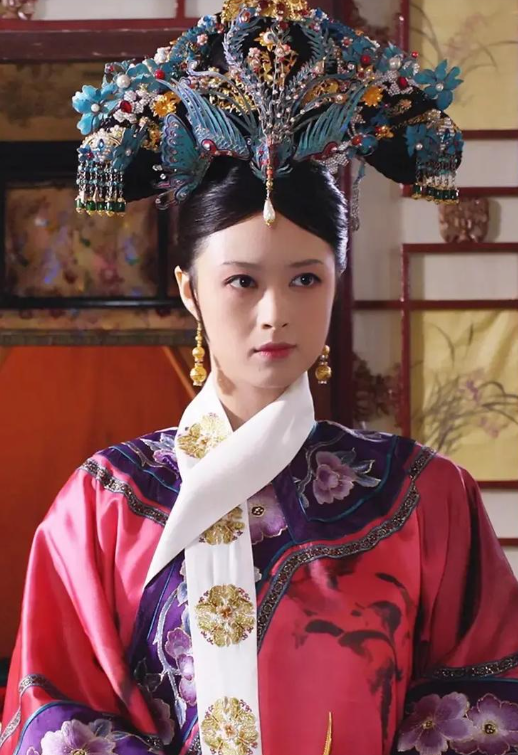 蒋欣为自己蜡像揭幕,夸赞:太像了!