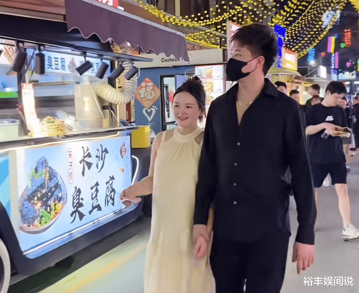 网红许华升官宣妻子产子,一家三口合照太温馨,不拿孩子炒作获赞